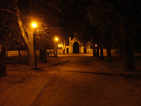 Latarnie przed bramą cmentarza przy ul. Kopernika