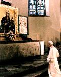 Jan Paweł II przed obrazem Matki Bożej Pięknej Miłości w Katedrze Łomżyńskiej - rok  1991.