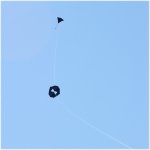 Foto: główny latawiec skrzynkowy, 50 m dalej latawiec asekuracyjny