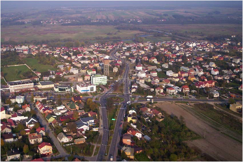 rondo - ulica Sikorskiego i Szosa Zambrowska, w dali rzeka Narew i most, wysokość lotu około 150 m