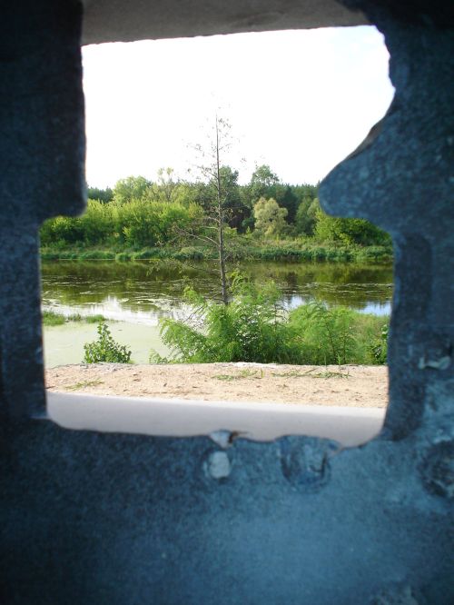 widok ze otworu strzelnicy kopuły na lustro rzeki