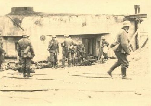 jedyne zdjęcie z września 1939 żołnierzy Wehrmachtu przy schronie przy moście (widać jeszcze rusztowanie po montażu kopuły)