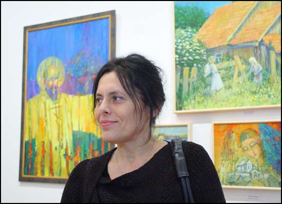 Teresa Adamowska (ur. 1959, Drozdowo) i jej obrazy (po lewej 