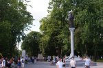 W centrum przed pomnikiem założyciela miasta Augustowa.