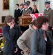 Ludzie oddają hołd hołd tragicznie zmarłym Prezydentowi RP Lechowi Kaczyńskiemu i jego małżonce Marii Kaczyńskiej