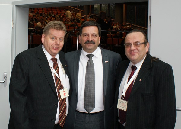 od lewej: Henryk Piekarski, Janusz Śniadek Przewodniczący Solidarności i Janusz Żebrowski