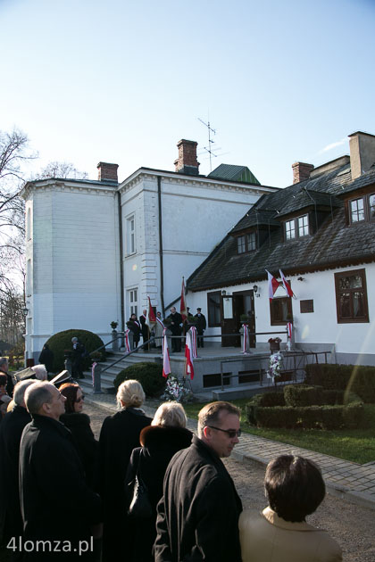 Uroczystości przed tablicą upamiętniającą Romana Dmowskiego w Drozdowie