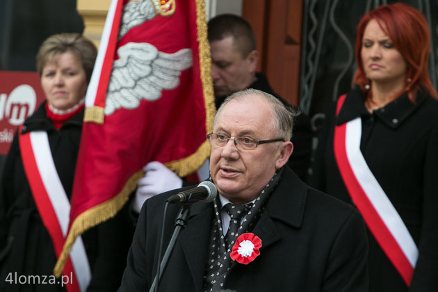 Uroczystości przed tablicą upamiętniającą Leona Kaliwodę w Łomży, prezydent Łomży Mieczysław Czerniawski