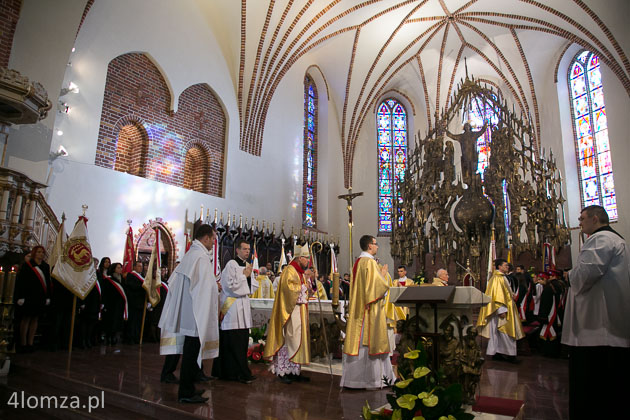 Uroczystości Święta Niepodległości w Łomży, msza w katedrze w intencji Ojczyzny sprawowana przez bpa Janusza Stepnowskiego