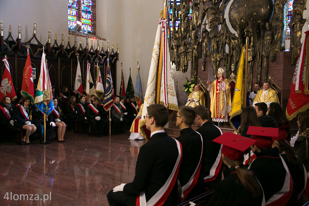 Uroczystości Święta Niepodległości w Łomży, msza w katedrze w intencji Ojczyzny sprawowana przez bpa Janusza Stepnowskiego