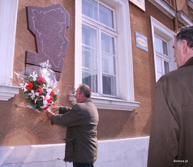 Działacze lewicy w Łomży od lat przy okazji Święta Pracy 1 maja składają kwiaty pod tablicą upamiętniającą województwo łomżyńskie (1975–1998)