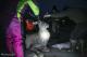 Ze względu na bardzo śliski lód, ratownicy decydują, że zwiążą zwierzę i przeciągną go po lodzie na ziemię