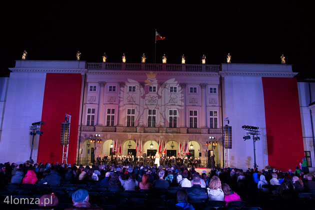 Święto flagi przed pałacem prezydenckim w Warszawie