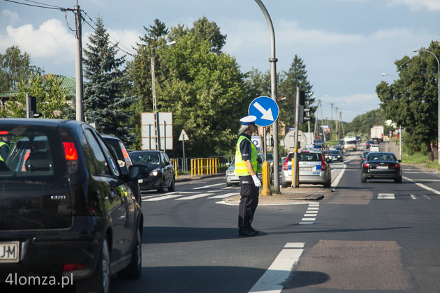 Policjantka kieruje ruchem na skrzyżowaniu w Piątnicy