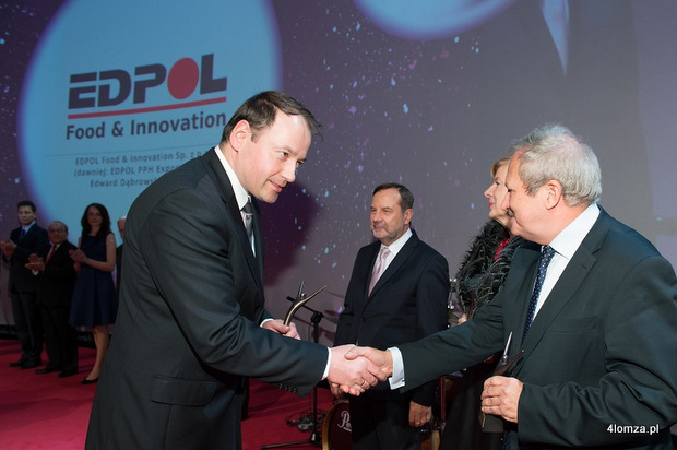 Wojciech Dąbrowski prezes EDPOL Food & Innovation odbiera nagrodę i gratulacje od Janusza Steinhoffa