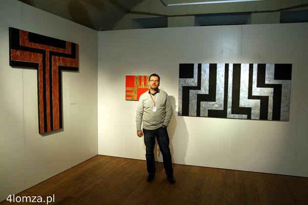 Roman Borawski w sali ze swoimi obrazami w Mark Rothko Art Centre w Daugavpils