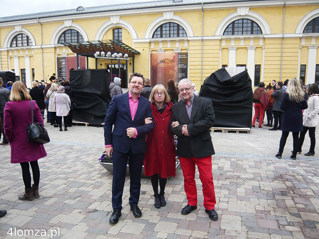 Roman Borawski, Farida Zaletilo i Przemysław Karwowski na dziedzińcu przed Mark Rothko Art Centre w Daugavpils