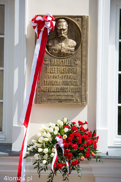 Tablica ku czci Marszałka Józefa Piłsudskiego zaprojektowana przez inż. Andrzeja Wszeborowskiego