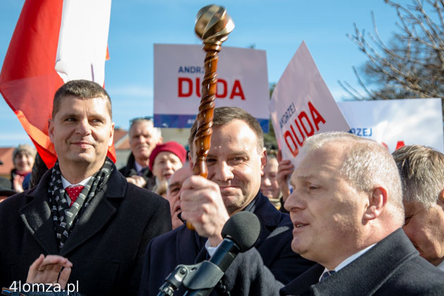 W marcu podczas spotkania przedwyborczego w Łomży Andrzej Duda dostał od posła Lecha Kołakowskiego replikę buławy marszałkowskiej aby „wróżyła zwycięstwo”.