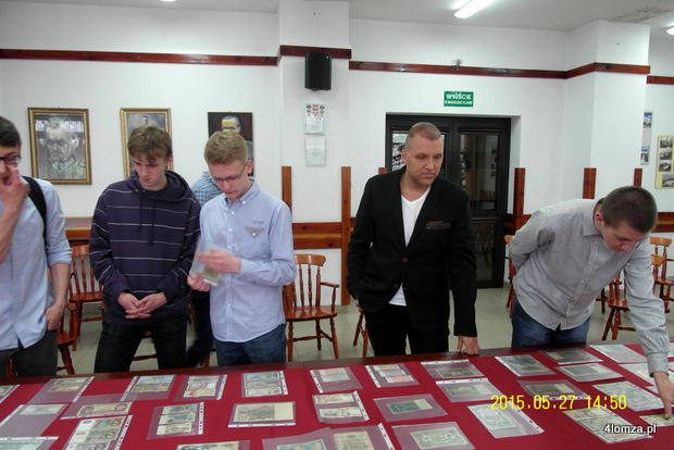 Grzegorz Filipkowski wśród oglądających jego banknoty uczniów Mechaniaka