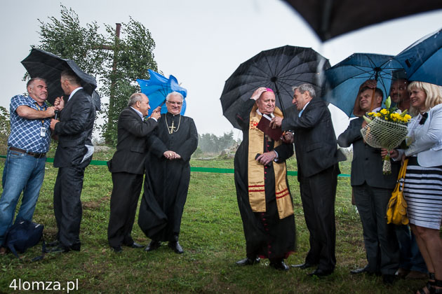 19. sierpnia 2010 r. biskup Tadeusz Zawistowski na Wzgórzu Św. Wawrzyńca podczas otwarcia i poświęcenia tablic pamiątkowych. Pogoda była wymagająca,  silna ulewa i duży wiatr.