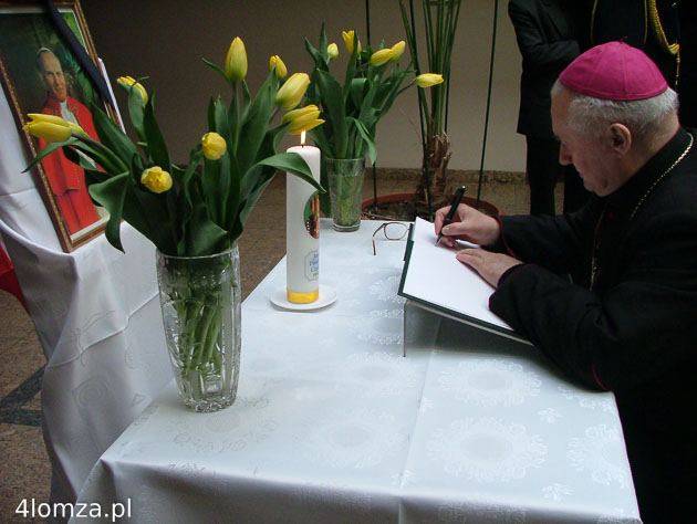 4. kwietnia 2005 r. bp Tadeusz Zawistowski wpisuje się do księgi kondolencyjnej po śmierci papieża Jana Pawła II wyłożonej w miejskim ratuszu w Łomży