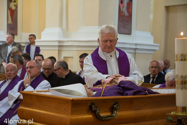 Duchowni przy trumnie biskupa Tadeusza Zawistowskiego