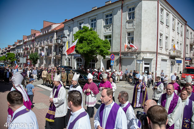 Trumna z ciałem biskupa Tadeusza Zawistowskiego dociera do katedry