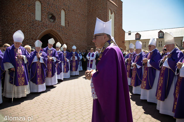 Biskup Janusz Stepnowski w otoczeniu arcybiskupów i biskupów