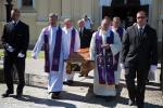 Foto: Księża diecezji łomżyńskiej wynoszą trumnę z ciałem biskupa