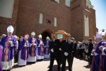 Foto: Pożegnanie zmarłego biskupa Tadeusza Zawistowskiego przed katedrą na drogę do rodzinnego Sztabina