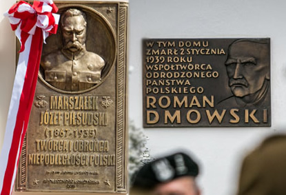 Tablice upamiętniające Józefa Piłsudskiego (w Łomży) i Romana Dmowskiego (w Drozdowie)