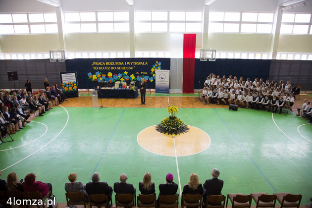 Uroczystości wręczenia zaświadczeń laureatom w sali gimnastycznej SP 10 w Łomży