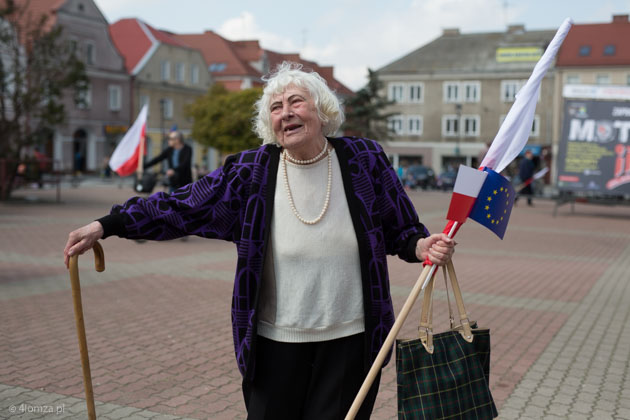 Podniesienie Flagi na Starym Rynku w Łomży