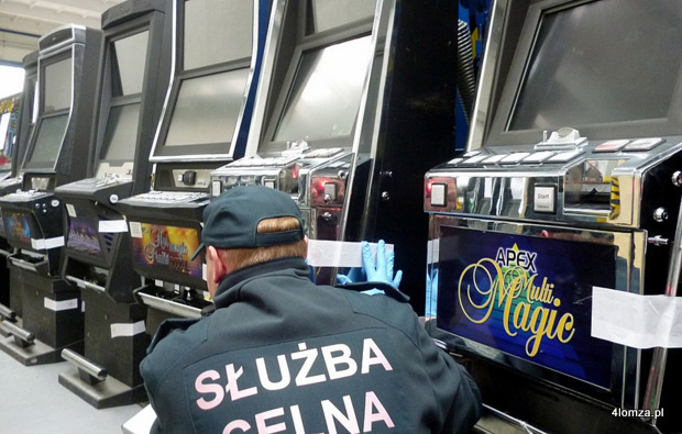Nielegalne maszyny do gier zabezpieczone przez celników w Zambrowie (fot. Izba Celna Białystok)