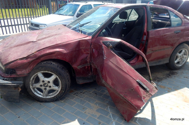 BMW, którego 25-letni kierowca zginął w nocnym wypadku. (fot. KWP Białystok)