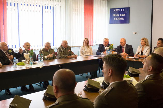 Spotkanie w ratuszu żołnierzy i przedstawicieli organizacji kombatanckich z prezydentem Łomży w przededniach 96. rocznicy Cudu nad Wisłą