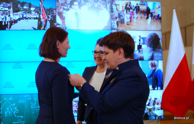 Premier Beata Szydło i minister edukacji Anna Zalewska honorują Marię Tyszkę Złotym Krzyżem Zasługi