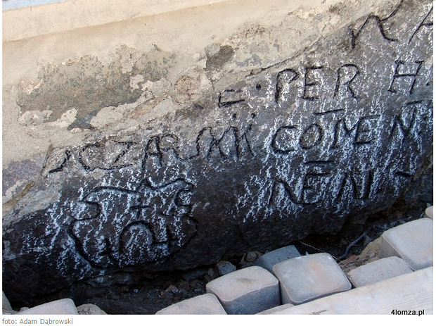 Kamień z XVI-wiecznym napisem odnaleziony przy kościele w Wiźnie. (fot. Adam Dąbrowski /www.radio.bialystok.pl)