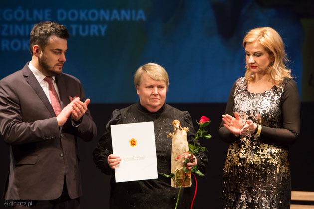 W imieniu Zenona Faszyńskiego Nagrodę odbiera siostra poety Ewa Kaczmarczyk z rąk prezydenta Łomży Mariusza Chrzanowskiego i wiceprezydent Agnieszki Muzyk