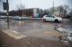 Strumienie wody na ul. Zawadzkiej, widać jak wypływa woda ze studzienki telekomunikacyjnej