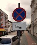 Foto: Nowy znak zakazu zatrzymywania się przy ul. Dwornej od wjazdu z Giełczyńskiej