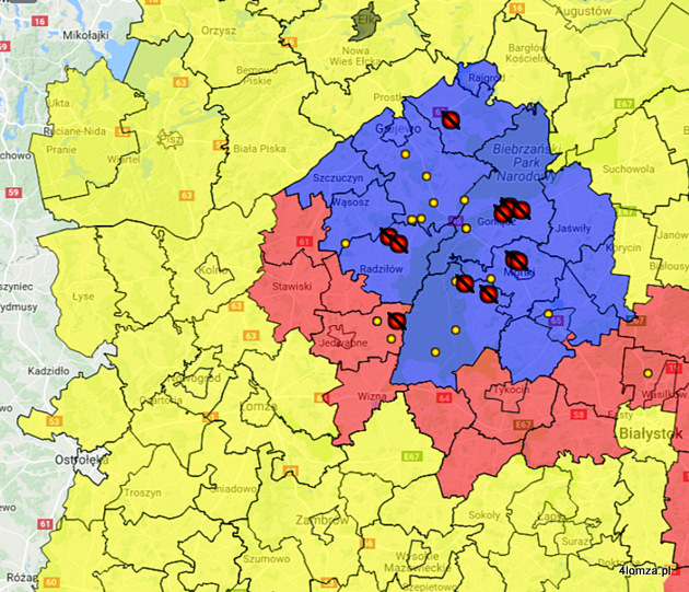 gminy w regionie objęte strefami ASF: żółta - obszar ochronny (Protection area), czerwona - obszar objęty ograniczeniami (Restricted area), niebieska - obszar zagrożenia (Hazard area). Na mapie zaznaczono także wykryte ogniska ASF wśród świń (czerwone przekreślone kółko) i dzików (żółta kropka).