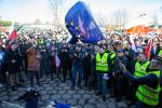 Foto: Spalona flaga UE na proteście w Marianowie