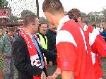 Foto: Prezes Józef Kosiorek i piłkarze wracający do szatni