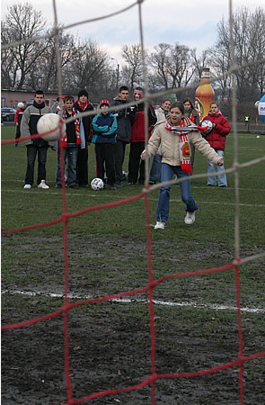 w przerwie karne dla publiczności