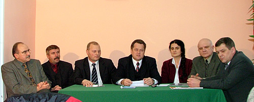 Poseł Jarosław Zieliński w środku i sześcioro asystentów