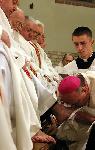 Foto: Biskup obmył nogi księżom