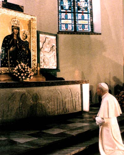 Jan Paweł II przed obrazem Matki Bożej Pięknej Miłości w Katedrze Łomżyńskiej - rok  1991.