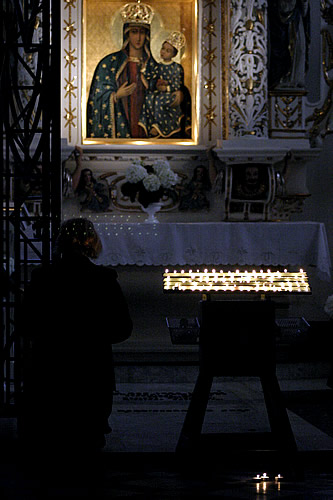 przed obrazem Matki Bożej Pięknej Miłosci w Katedrze Łomzyńskiej